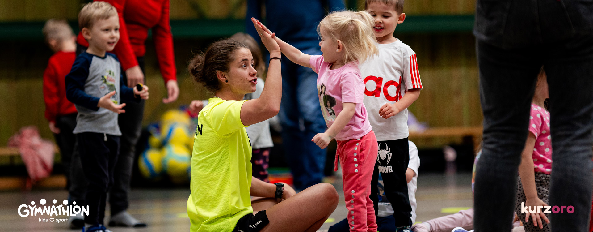 Gymnathlon Baby – společné cvičení dětí 2,5–4 roky a rodičů pro rozvoj základních pohybových dovedností a budování samostatnosti.