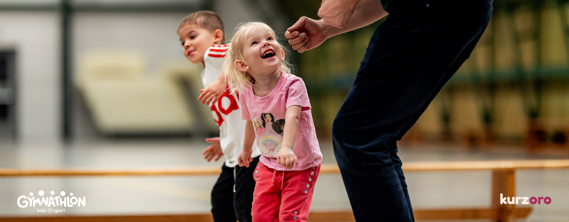 Gymnathlon Baby – společné cvičení dětí 2,5–4 roky a rodičů pro rozvoj základních pohybových dovedností a budování samostatnosti.