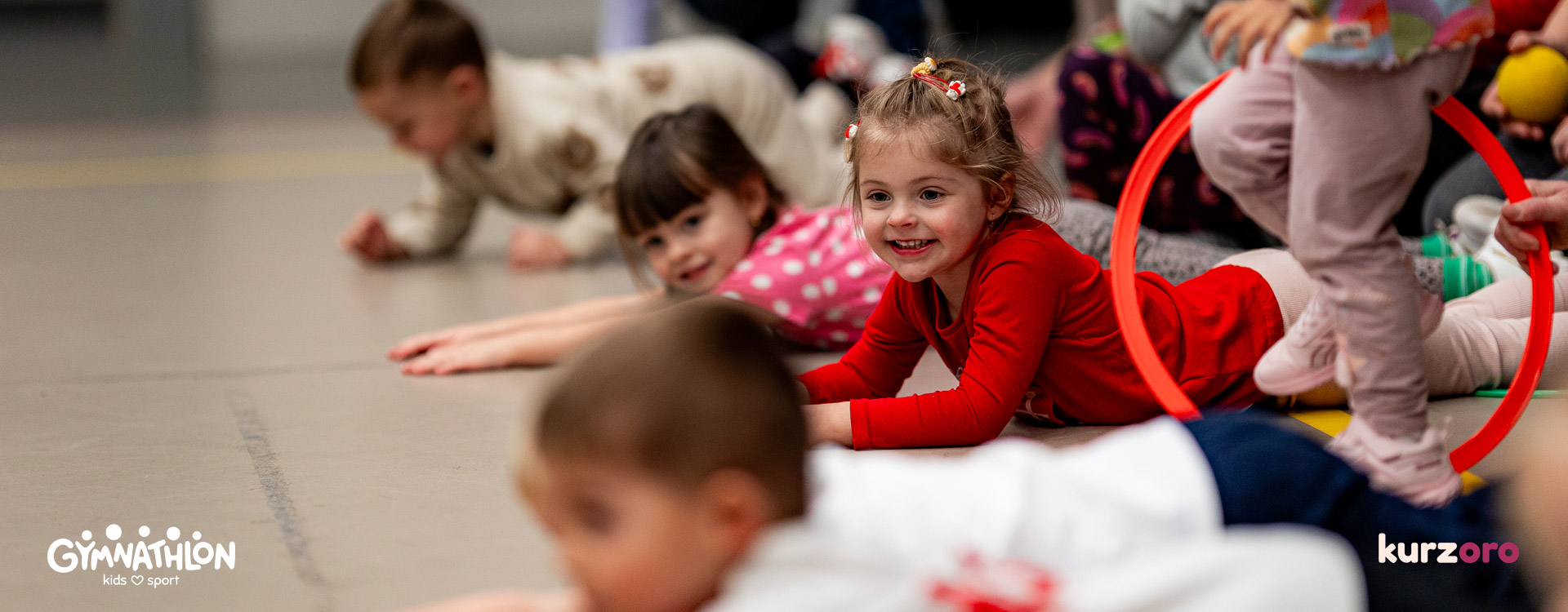 Gymnathlon Baby – společné cvičení dětí 2,5–4 roky a rodičů pro rozvoj základních pohybových dovedností a budování samostatnosti.