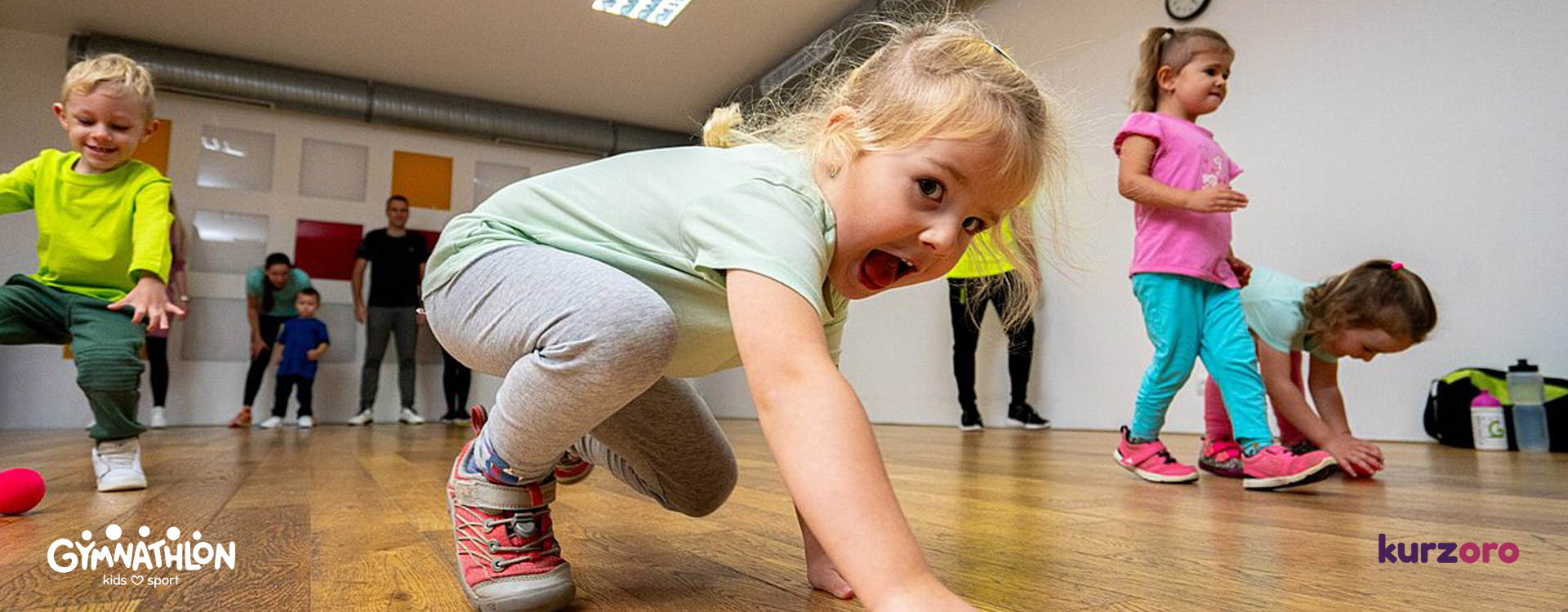 Gymnathlon Baby – společné cvičení dětí 2,5–4 roky a rodičů pro rozvoj základních pohybových dovedností a budování samostatnosti.