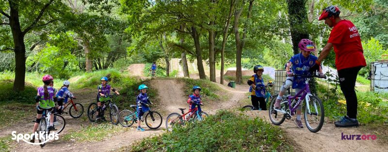 SportKids – víkendový kurz cyklistiky pro děti 3–12 let, ve kterém se naučí bezpečně ovládat kolo, zdokonalí techniku jízdy a podle své úrovně si vyzkouší také terénní tratě a pump track. SportKids – víkendový kurz cyklistiky pro děti 3–12 let, ve kterém se naučí bezpečně ovládat kolo, zdokonalí techniku jízdy a podle své úrovně si vyzkouší také terénní tratě a pump track.