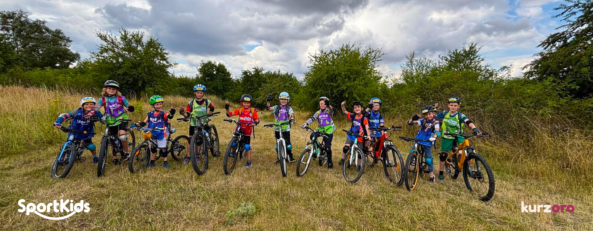 SportKids – víkendový kurz cyklistiky pro děti 3–12 let, ve kterém se naučí bezpečně ovládat kolo, zdokonalí techniku jízdy a podle své úrovně si vyzkouší také terénní tratě a pump track.