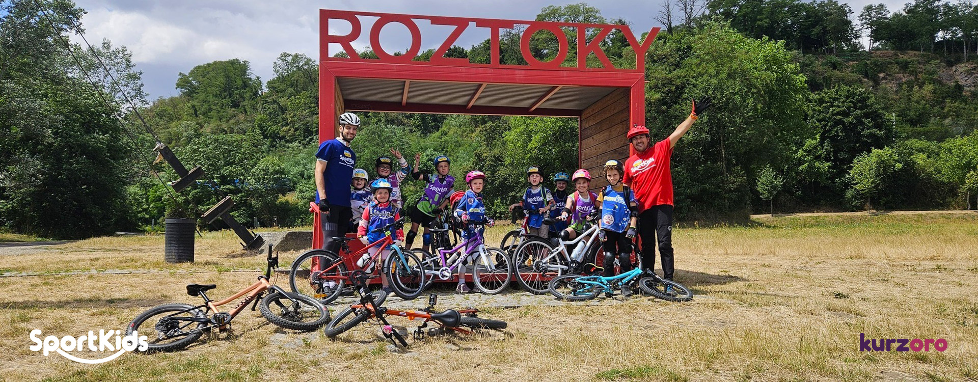 SportKids – víkendový kurz cyklistiky pro děti 3–12 let, ve kterém se naučí bezpečně ovládat kolo, zdokonalí techniku jízdy a podle své úrovně si vyzkouší také terénní tratě a pump track.