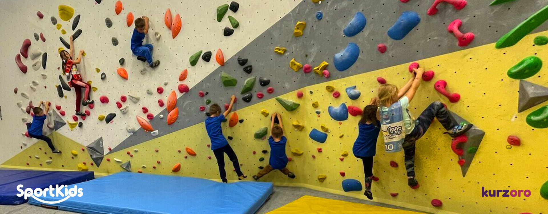 SportKids – víkendový kurz sportovního lezení pro děti 3–12 let, ve kterém si osvojí základy lezení, bezpečného pohybu na stěně, slaňování a vázání uzlů.