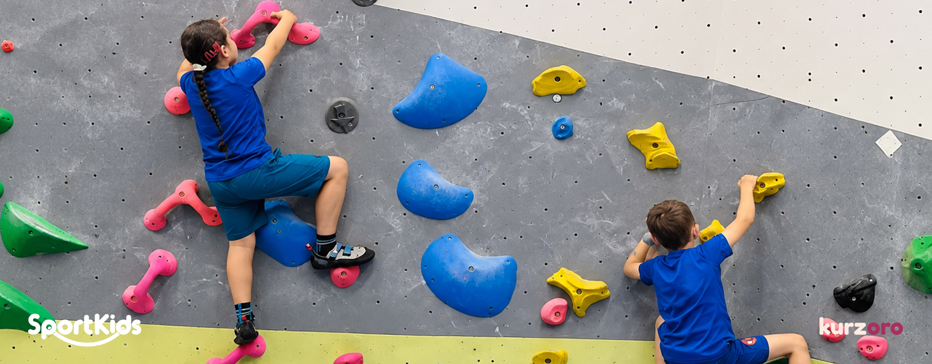 SportKids – víkendový kurz sportovního lezení pro děti 3–12 let, ve kterém si osvojí základy lezení, bezpečného pohybu na stěně, slaňování a vázání uzlů.