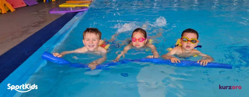 SportKids – víkendový kurz plavání pro děti 5–12 let, které se učí jistotě ve vodě, správné technice a podle své úrovně také jednotlivým plaveckým stylům. SportKids – víkendový kurz plavání pro děti 5–12 let, které se učí jistotě ve vodě, správné technice a podle své úrovně také jednotlivým plaveckým stylům.