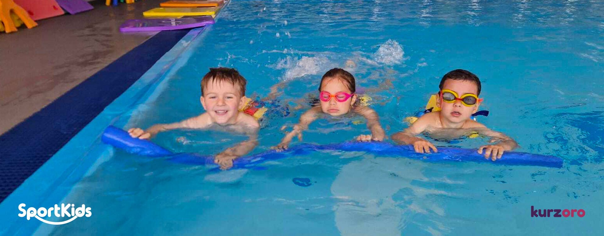 SportKids – víkendový kurz plavání pro děti 5–12 let, které se učí jistotě ve vodě, správné technice a podle své úrovně také jednotlivým plaveckým stylům.